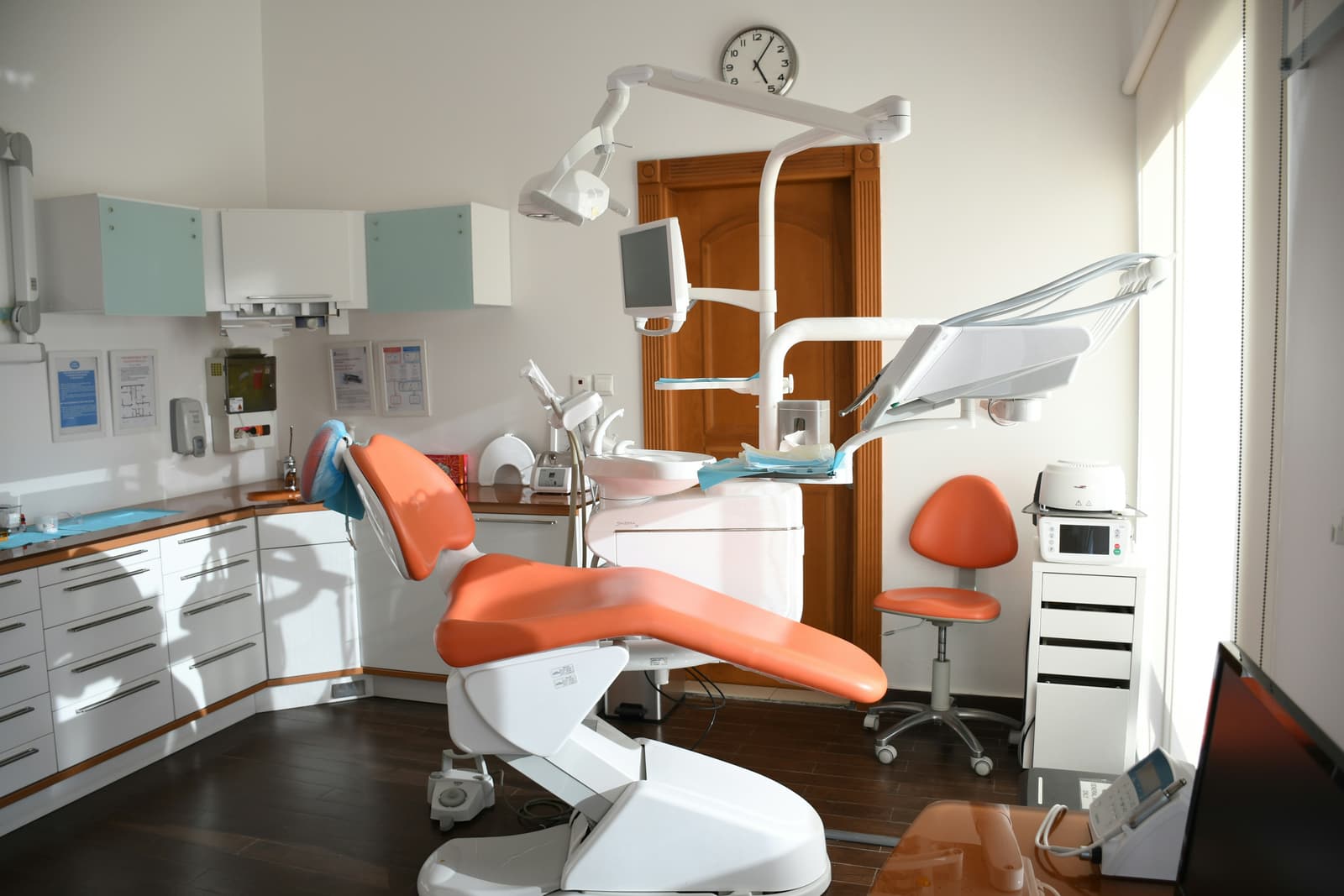Clean, welcoming dental operatory with state-of-the-art technology